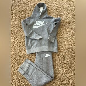 Nike joggers and sweatshirt boys size 7 large